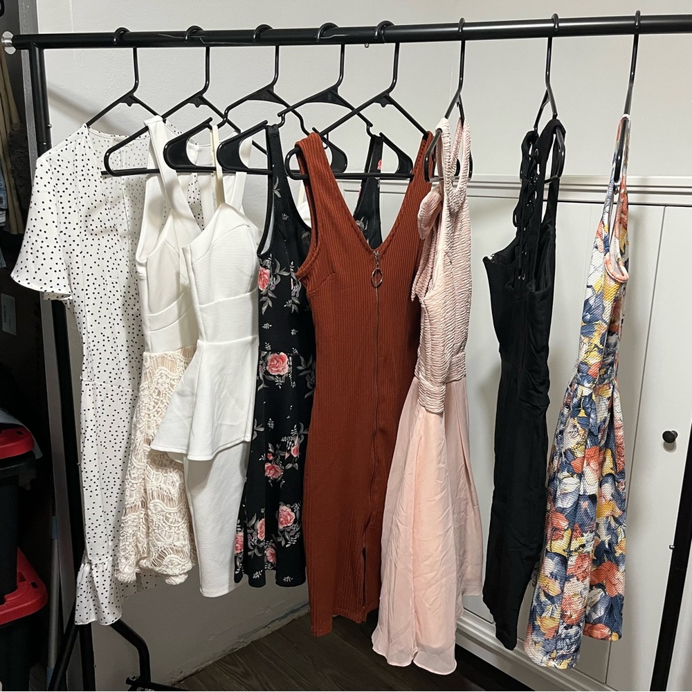 Bundle of 7 dresses. 5lb box.